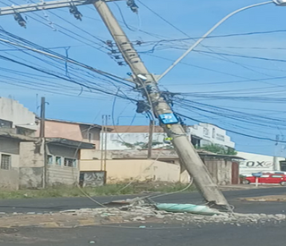 Veículo colide com poste na avenida no bairro Alvorada em Monte Alto - SP nesta manhã de 14/05/2026