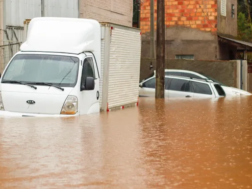 Chuvas fortes causam mortes, estragos, enchente e deixa centenas de pessoas desabrigadas no RS