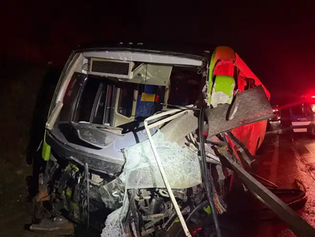 Minas Gerais Fernão Dias: batida entre carreta e ônibus com 30 trabalhadores mata caminhoneiro e fere dois Acidente foi registrado na madrugada desta terça-feira (17), no km 860,3 da rodovia Fernão Di