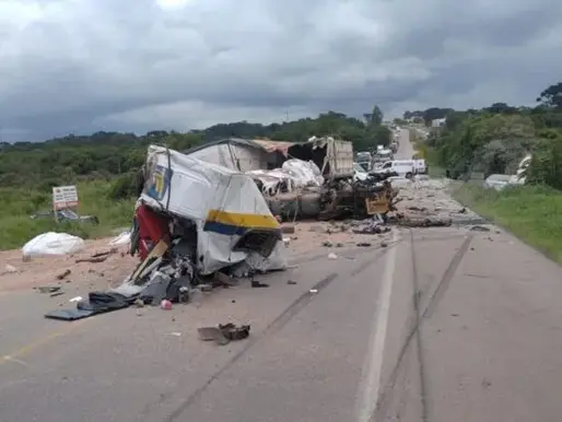 BR-476 Polícia Rodoviária Federal (PRF) Dois morrem em acidente envolvendo dois caminhões no Paraná