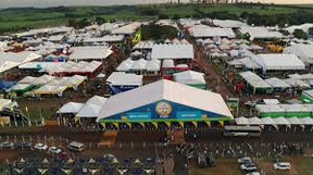 A Agrishow 2026, 31ª edição da maior feira de tecnologia agrícola da América Latina, encerrou suas atividades com um volume de negócios de R$ 11,4 bilhões, representando uma queda de 22% nas intenções