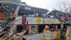 Dez pessoas morrem após ônibus tombar em Petrópolis - RJ Acidente aconteceu no km 91 da BR-040, na madrugada deste domingo 16/08 Coletivo levava 49 pessoas e saiu de Belo Horizonte - MG