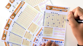 Apostador de Balneário Camboriú - SC acerta sozinho a Lotomania e vai levar pra casa quase R$ 2 milhões, Apostador do Litoral Norte catarinense fez aposta simples e pela internet. A aposta vencedora f
