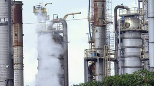 Apesar de ser produtor, Brasil precisa importar petróleo A produção das refinarias brasileiras não é suficiente para abastecer o mercado interno. O país precisa buscar no exterior um óleo que não é pr