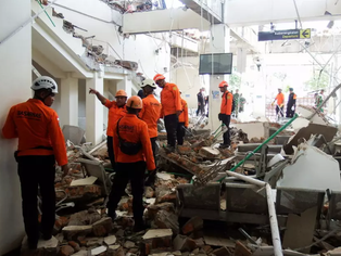 Mundo Terremoto de 7,7 provoca mortes e destruição no leste da Indonésia Mais de 150 casas tiveram danos graves e cerca de 2 mil pessoas foram evacuadas 15 de agosto de 2026