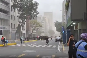 Mundo Terremotos na Venezuela tiveram intervalo de 39 segundos, aponta Serviço Geológico dos EUA País sul-americano foi atingido por dois tremores de terra de magnitude 7,2 e 7,5 na escala Richter; go