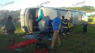 Ônibus tomba e deixa três mortos em Jaboticabal, no interior de SP Veículo seguia no sentido norte da rodovia SP-326 quando motorista perdeu o controle da direção em uma alça de acesso