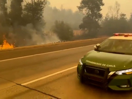 Incรชndios florestais no Chile deixam ao menos 19 mortos Equipes de bombeiros lutam para apagar chamas em diversas รกreas da regiรฃo de Valparaรญso, onde vivem quase um milhรฃo de habitantes