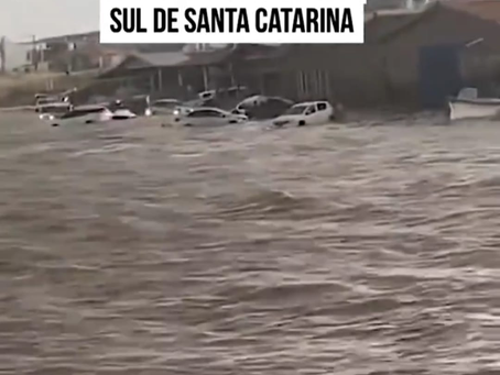 Tsunami meteorolรณgico arrasta carros e assusta frequentadores de praia de SC: 'Boiaram na marรฉ', diz