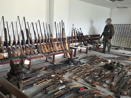 Israel descobre arsenal do Hezbollah escondido em escola no sul do Líbano Durante inspeção, tropas localizaram mais de 130 armas, incluindo dezenas de fuzis Kalashnikov, pistolas e outros equipamentos