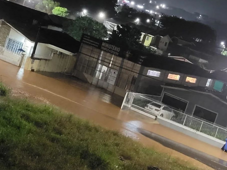 PALMAS - PR às 02:00 horas da madrugada desta Sexta-feira 03/11/2023 moradores com água envadindo