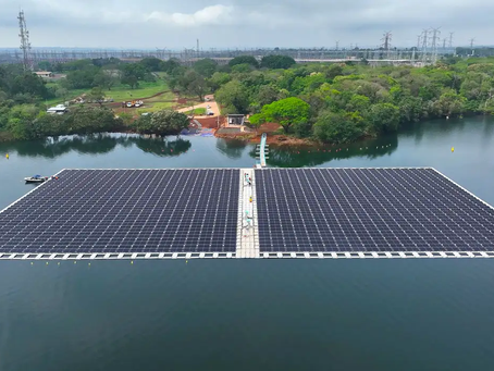 Meio Ambiente Usina de Itaipu termina montagem de “ilha solar” que vai gerar energia Projeto-piloto ancorou 1,5 mil placas fotovoltaicas no Rio Paraná