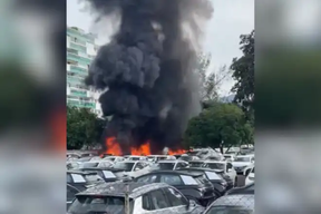 Pelo menos cinco pessoas morreram após queda helicópteros no Rio de Janeiro Aeronaves teriam colidido antes de cair em um pátio de veículos no Recreio dos Bandeirantes