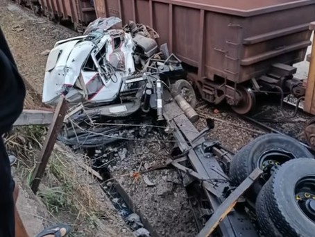 Acidente entre caminhão e trem em Vassouras - RJ Duas pessoas ficaram feridas na data de ontem 23/09/2025