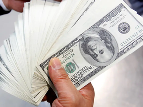 Economia Dólar sobe para R$ 5,58 com agravamento de tensões com EUA Bolsa cai pela sexta vez seguida e fecha aos 135,3 mil pontos