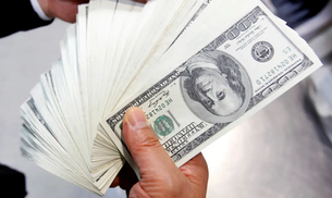 Economia Dólar sobe para R$ 5,58 com agravamento de tensões com EUA Bolsa cai pela sexta vez seguida e fecha aos 135,3 mil pontos