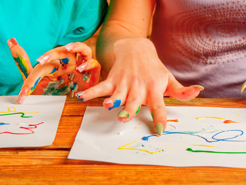 Crianças a pintar com as mãos