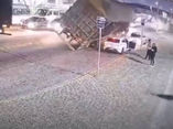 Caminhão tomba sobre dois carros perto da Estação Suzano, ninguém fica ferido