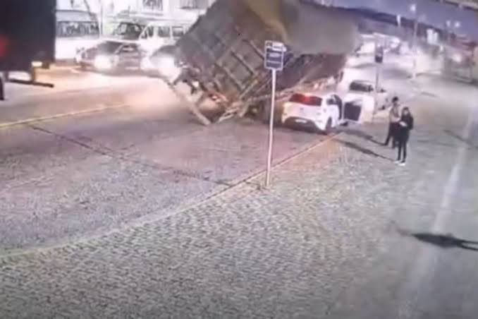 Caminhão tomba sobre dois carros perto da Estação Suzano, ninguém fica ferido