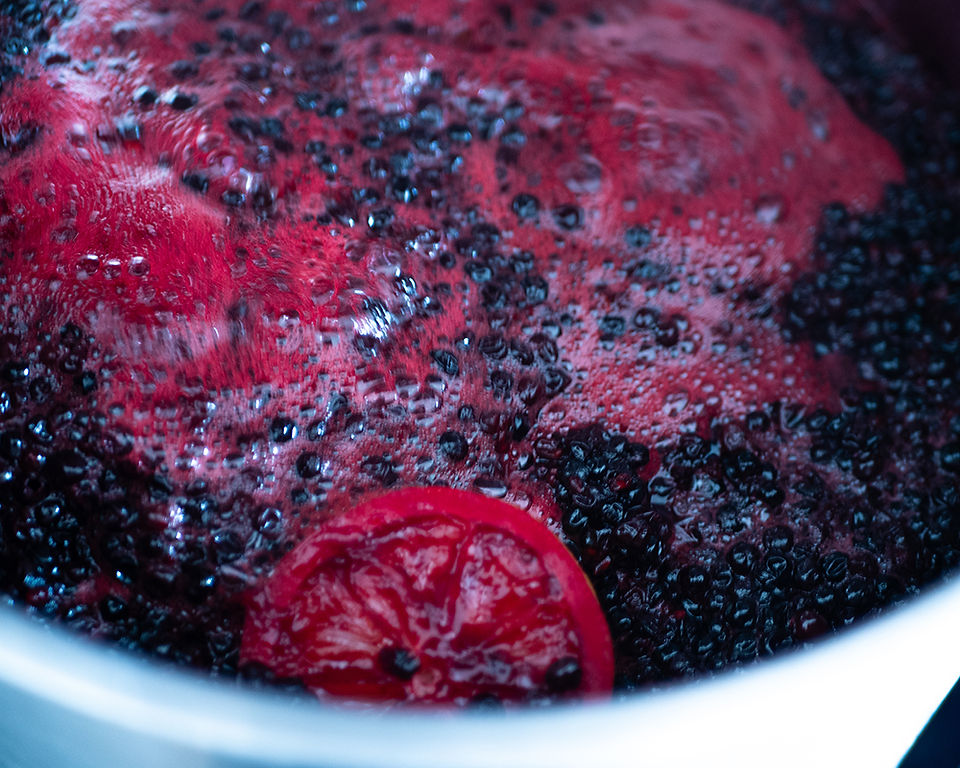 Cooking elderberry sirup