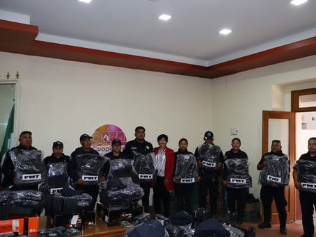 EQUIPAN A POLICÍAS MUNICIPALES DE CUAPIAXTLA CON UNIFORMES TÁCTICOS Y CHALECOS ANTIBALAS