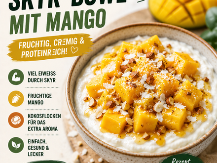 Selbstgemachte Skyr-Bowl mit frischen Mangowürfeln, Kokosflocken, gehackten Mandeln und einem Hauch Honig in einer Keramikschale. Das proteinreiche Frühstück wird im Svens-Welt-Design präsentiert und zeigt Zutaten, Zubereitung, Nährwerte sowie Tipps für eine schnelle und gesunde Frühstücksidee.