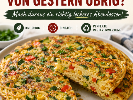 Goldbraune Spaghetti-Frittata aus Nudeln vom Vortag mit Ei, Käse, Paprika und Zucchini auf einem Teller, angeschnitten mit sichtbarer Gemüse-Nudel-Füllung.