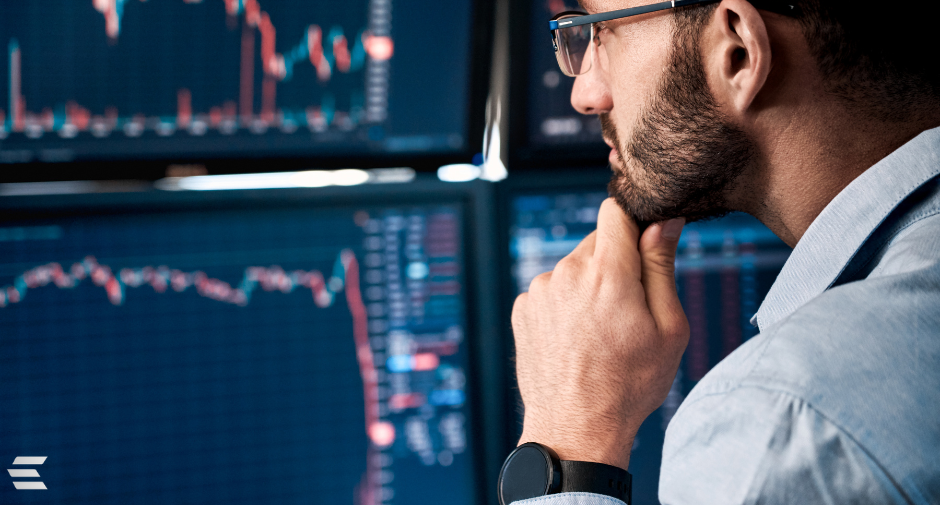 Homem analisando relatório da Elevar Energia sobre a importância de avaliação dos impactos na precificação da Energia