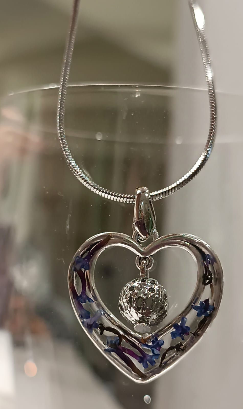 pendentif cœur métal argenté petites fleurs violettes résine lesbijouxdisalaboare