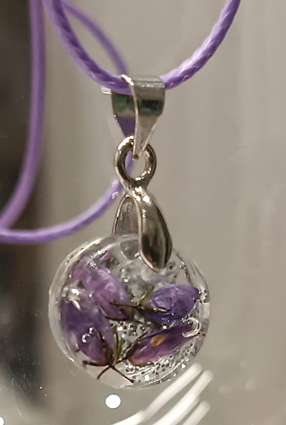 petit médaillon résine transparent fleurs violettes lesbijouxdisalaboare