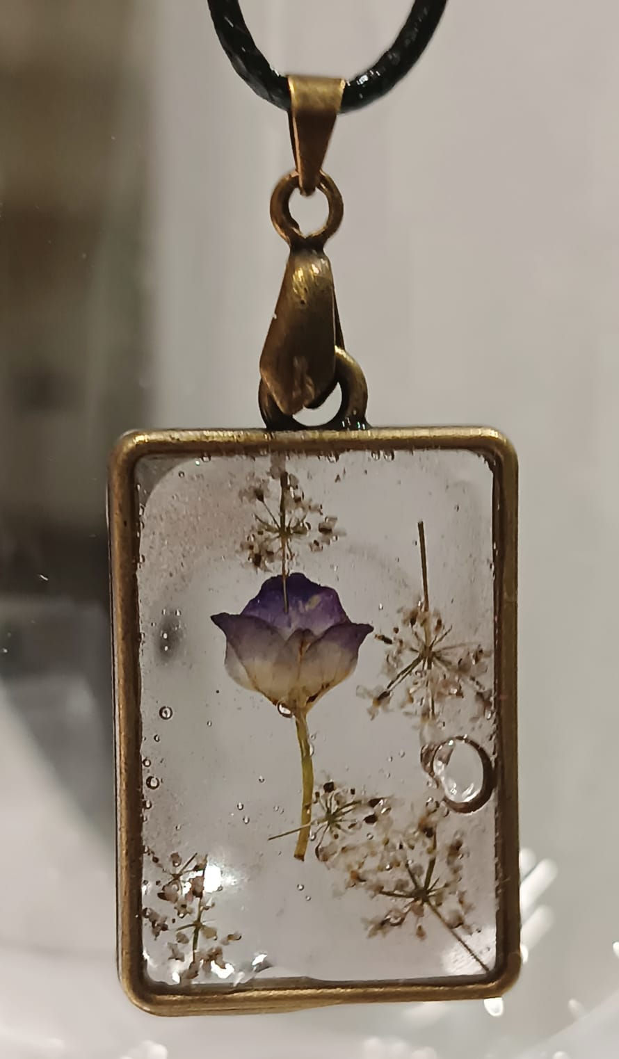 médaillon rectangulaire bronze résine fleurs séchées lesbijouxdisalaboare Les bijoux d'Isalaboare