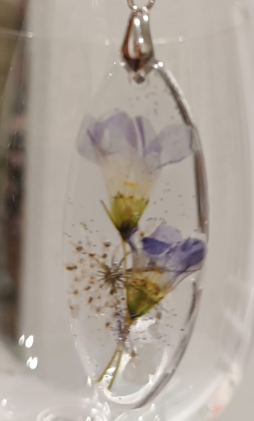 pendentif ovale résine fleurs sauvages lesbijouxdisalaboare Les bijoux d'Isalaboare