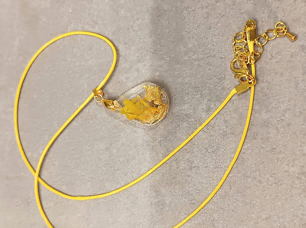 pendentif médaillon goutte pétales jaunes cordon coton ciré jaune fermoir doré lesbijouxdisalaboare