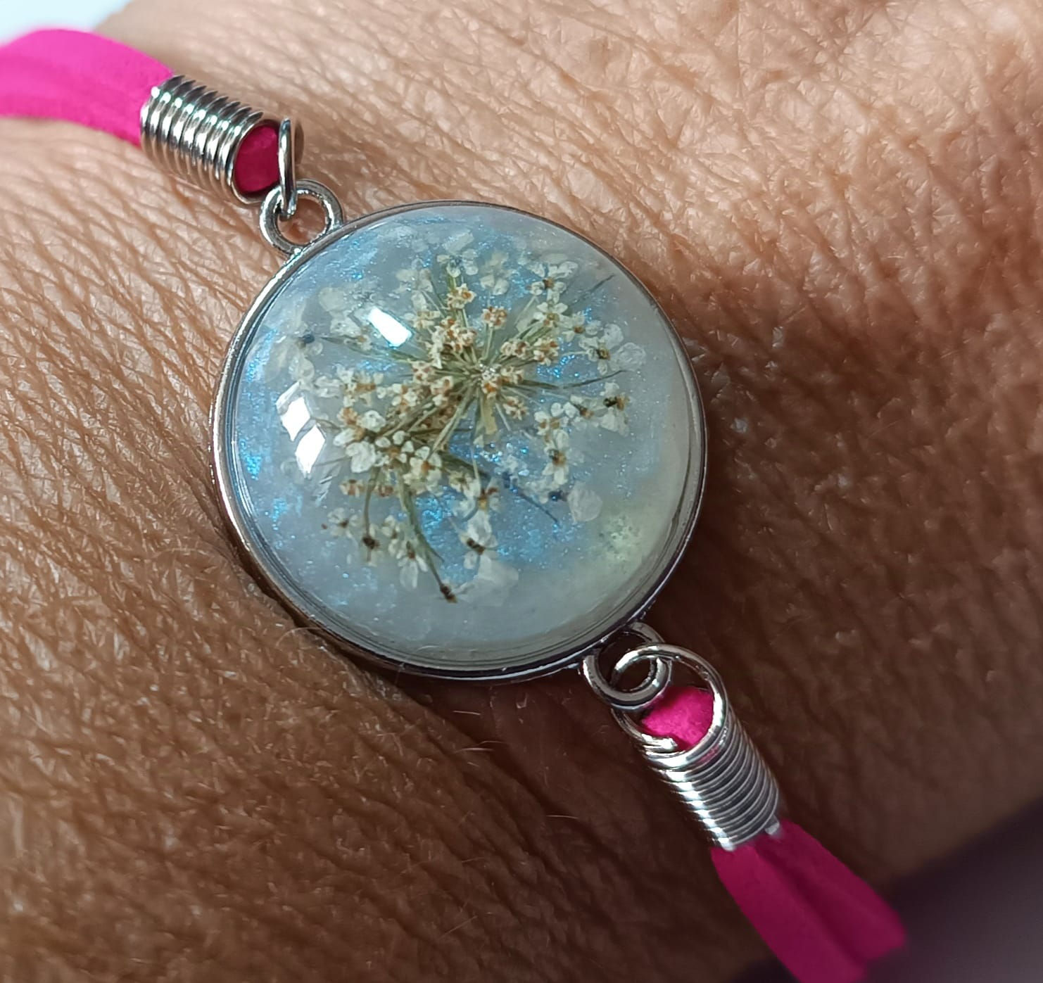 Médaillon résine irisée bleutée bracelet cuir rose isalaboare