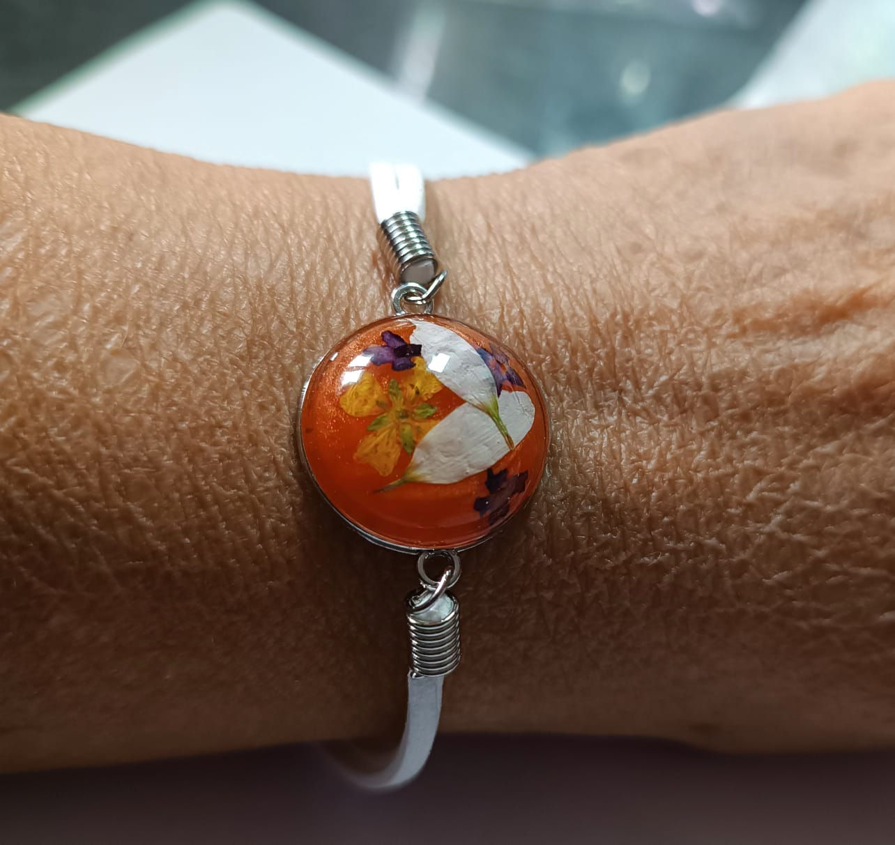 Bracelet cuir blanc médaillon résine orangé fleurs séchées lesbijouxdisalaboare