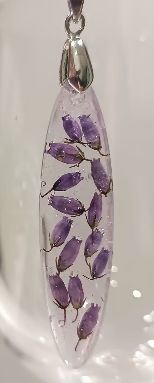 Médaillon ovale fleurs de bruyère résine lesbijouxdisalaboare