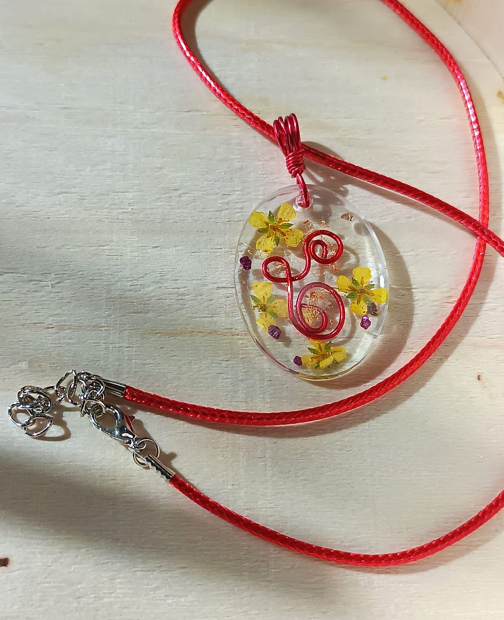 pendentif rouge cordon ciré médaillon résine ovale petites fleurs jaunes lesbijouxdisalaboare
