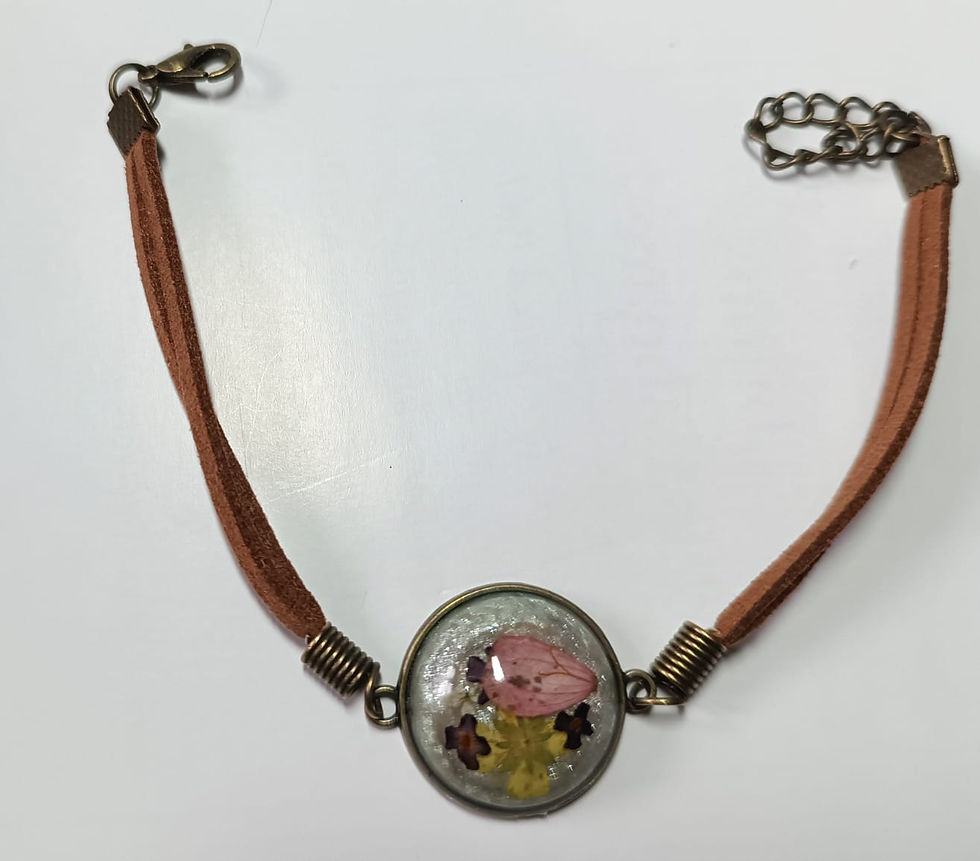 Bracelet cuir médaillon résine fleurs Les bijoux d'Isalaboare