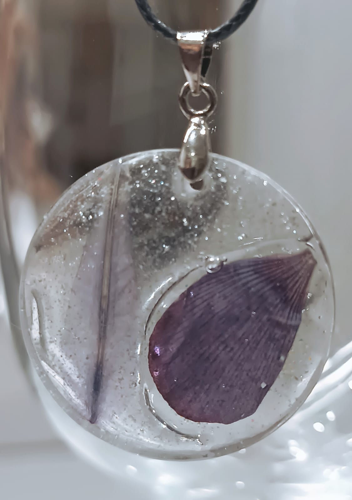 médaillon résine transparent pétale de fleur lesbijouxdisalaboare