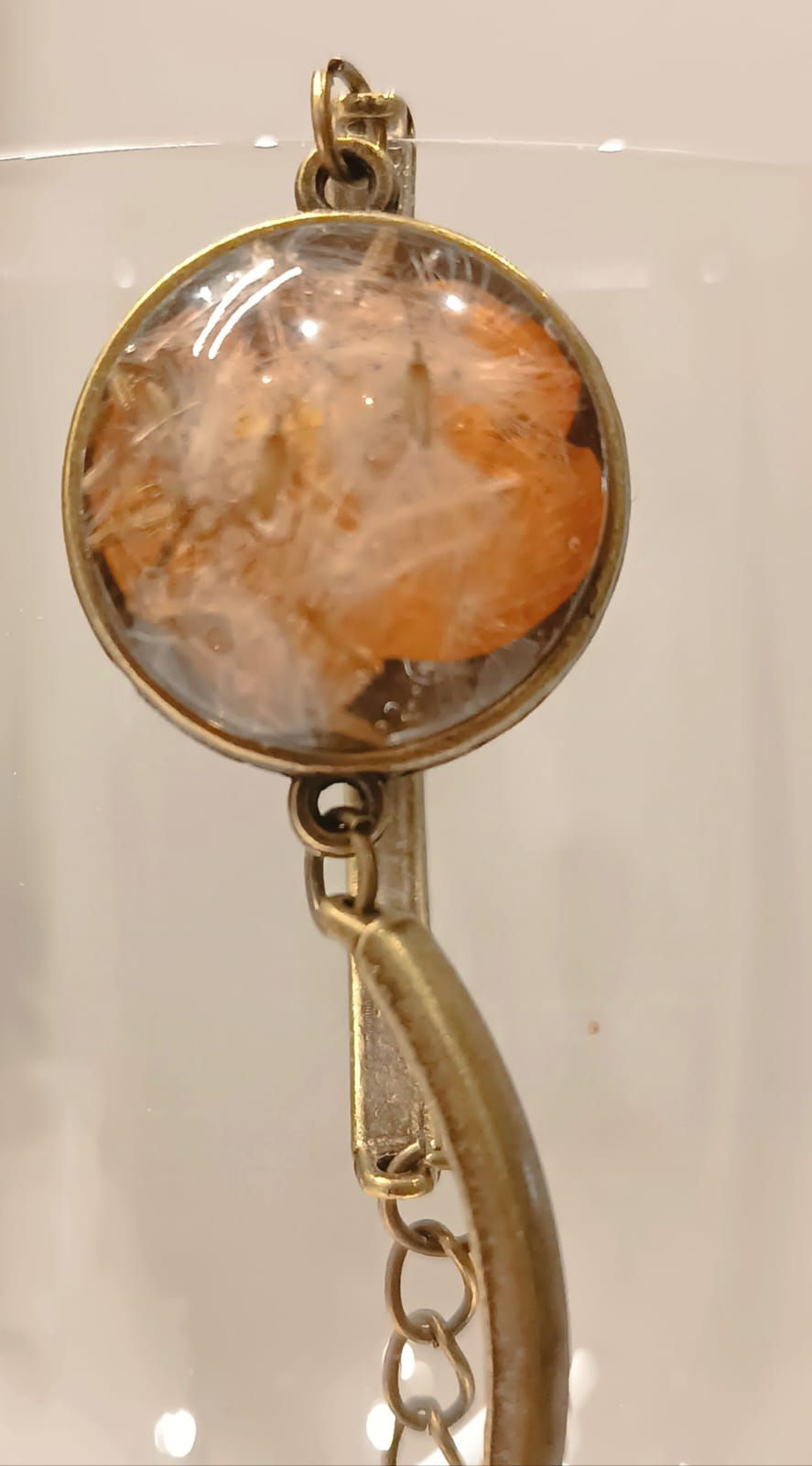 médaillon bronze fleurs séchées oranges et blanches lesbijouxdisalaboare