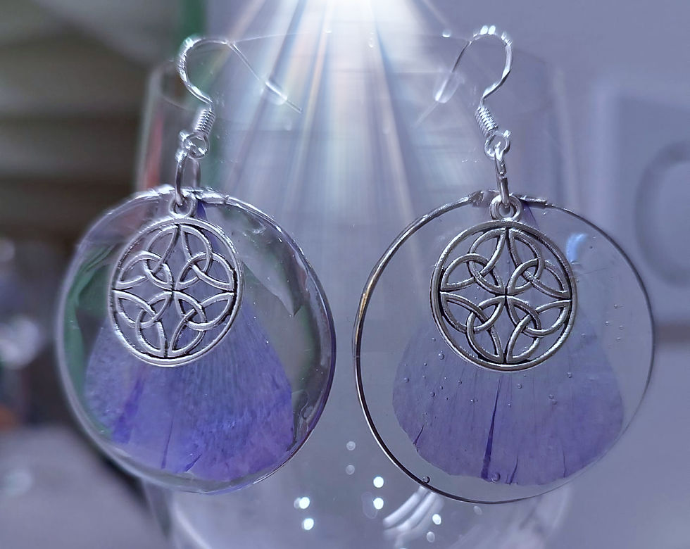 boucles  d'oreilles bleutées pétale fleur résine