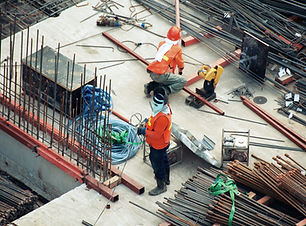 Homens no canteiro de obras