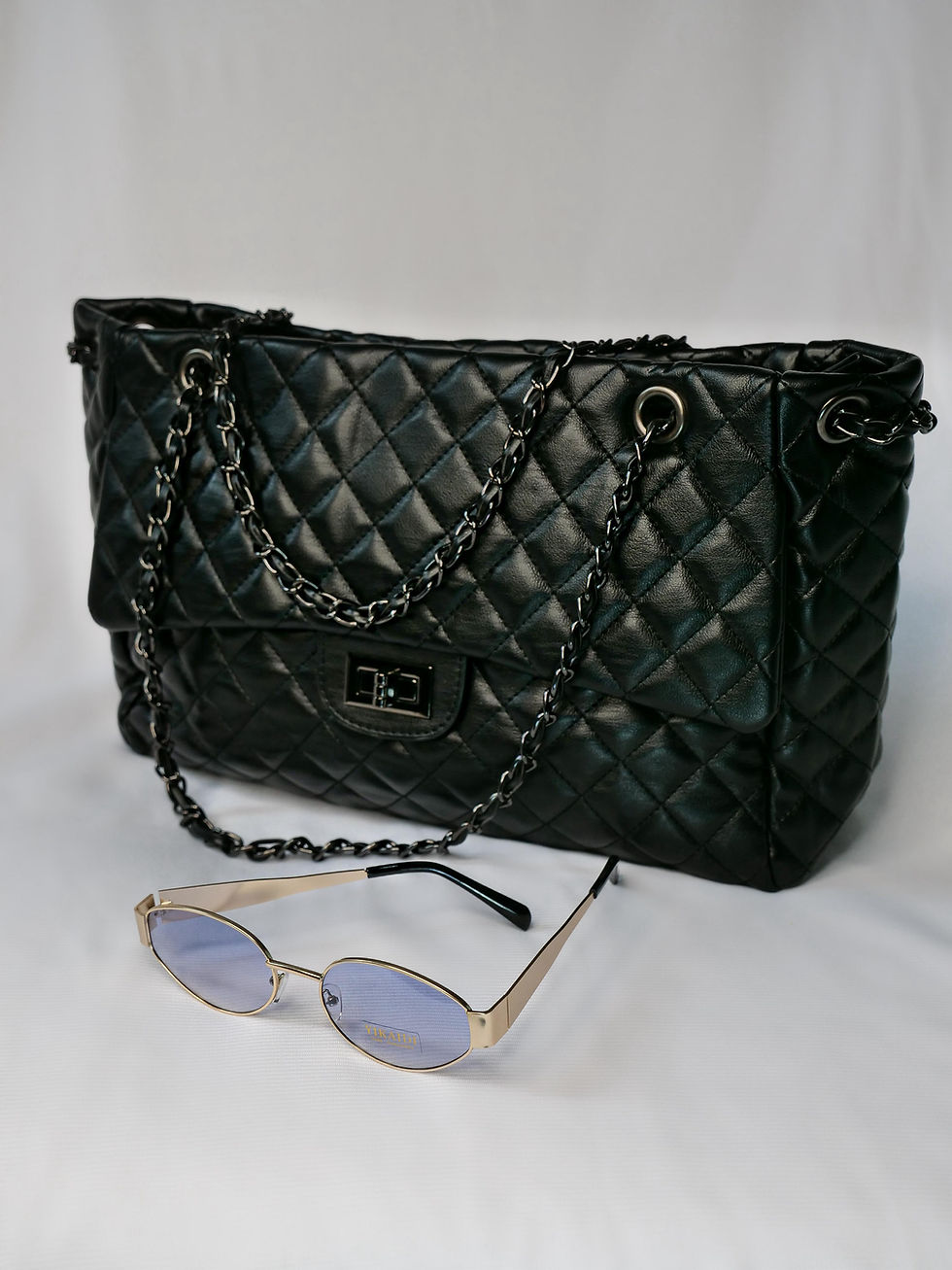 Bolsa Preta de Ombro + Óculos de Sol Dourado Fosco