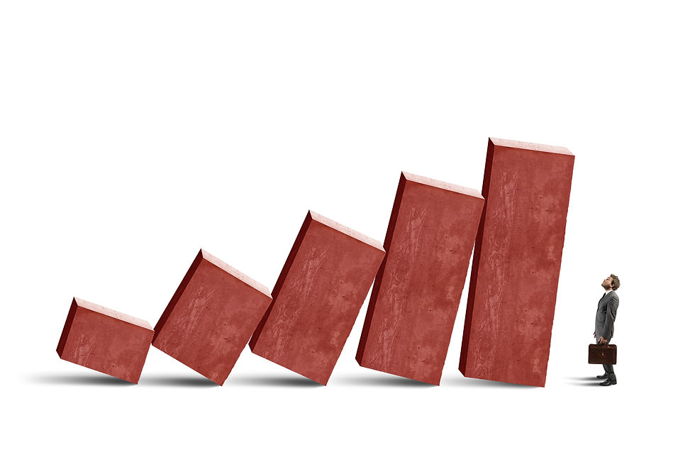 Homem de negócios observando blocos caindo em efeito dominó, representando o colapso de empresas por falta de gestão eficiente.