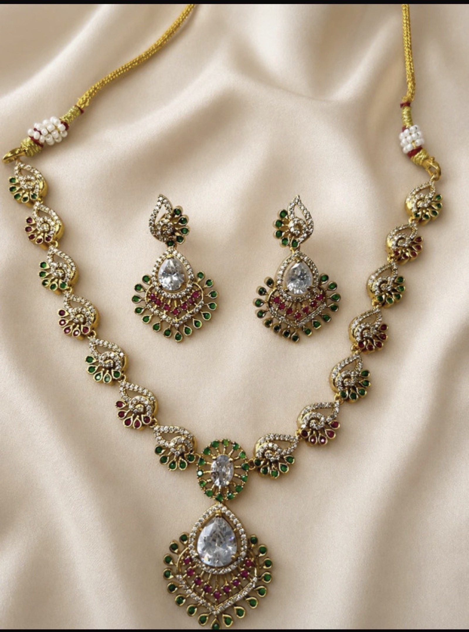 Parure collier et boucles d'oreilles traditionnelles