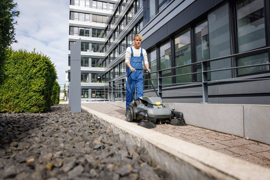 KARCHER KM 7030 C BP PACK 2SB FLOOR SWEEPER