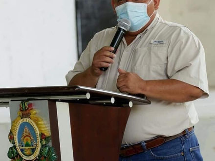 Presidente de la Cooperativa Guanchías; Carlos Núñez en amorío con una socia