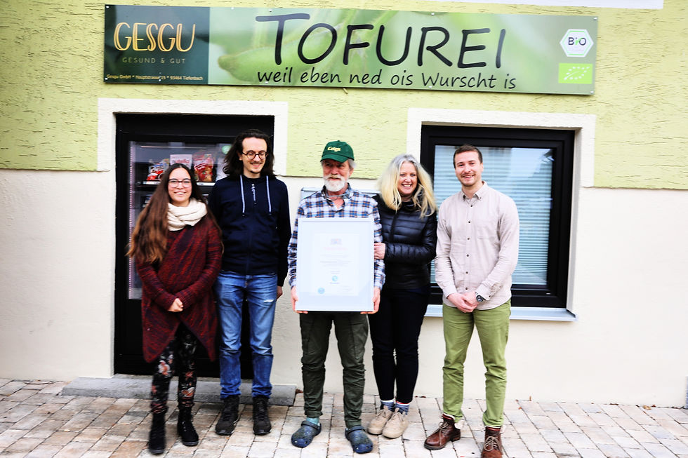 Zu Besuch bei Gesgu. Maria Haag (STWNO/Netzwerk Nachhaltigkeit Regensburg e. V.), Florian Gerum-Winkelmann (Netzwerk Nachhaltigkeit Regensburg e. V.), Werner Heibl (Gesgu), Andrea Baur (Gesgu), Nicolas Müller (STWNO). Foto: Jana Erdmann (STWNO).
