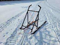 Trottinette des neiges de marque Togo Mini pour y atteler un ou deux chiens.