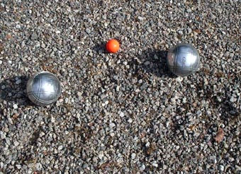 How to win a petanque game on a deep piste?